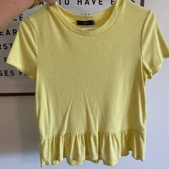 Cropped Ruffle Hem Top - Picture 2 of 4